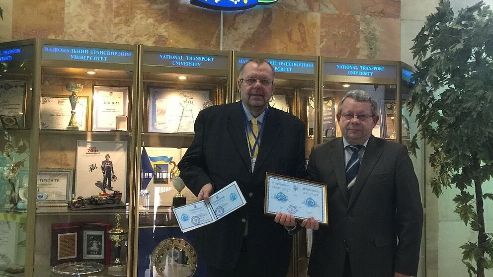 Foto (Klaus Rosenthal): Prof. Mykola Dmytrychenko (r.), Rektor der NTU Kiew, überreicht Prof. Klaus Rosenthal die Urkunde der Ehrendoktorwürde.