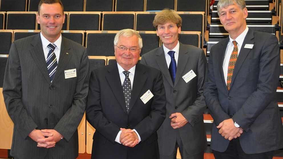 Foto (Universität Paderborn, Mark Heinemann): Gratulierten Prof. em. Dr.-Ing. Helmut Potente (2.v.li.) während des Kunststoff-Kolloquiums in Paderborn zum Geburtstag, v. li.: Prof. Dr.-Ing. Elmar Moritzer, Kunststofftechnik Paderborn, Prof. Dr. Nikolaus