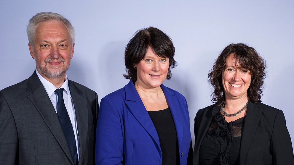 Foto (Universität Paderborn): Die Dekanin der Fakultät für Wirtschaftswissenschaften Prof. Dr. Caren Sureth-Sloane (rechts) freute sich zusammen mit Universitätspräsident Prof. Dr. Wilhelm Schäfer, als Ehrengast Alumna Anke Schäferkordt (Mitte), Be