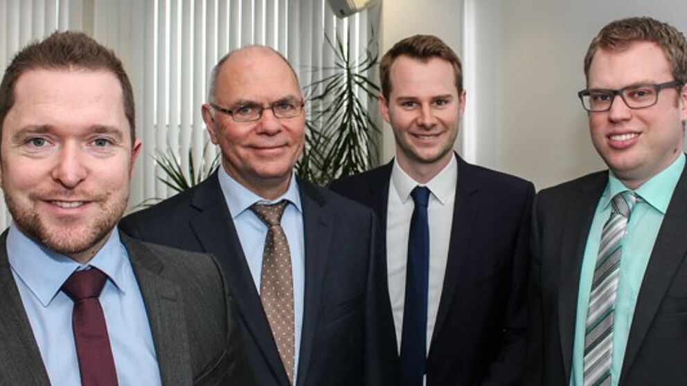 Foto (Universität Paderborn, Johannes Pauly): Forschen zur additiven Fertigung: (v. l.) Dr.-Ing. Guido Adam (DMRC), Prof. Dr.-Ing. Detmar Zimmer, Lehrstuhl für Konstruktions- und Antriebstechnik, Tobias Lieneke und Thomas Künneke, beide Lehrstuhl für 