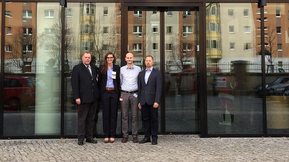 Fachtagung bei Coca-Cola in Berlin (Foto: Rosenthal). Von rechts nach links: die Coca-Cola IT-Netzmanager und -Architekten Torsten Coumans und Anatoli Bogajewski, Prof. Dr. Dr. h.c. mult. Klaus Rosenthal und Friederike Röper aus der Fakultät für Wirtsc