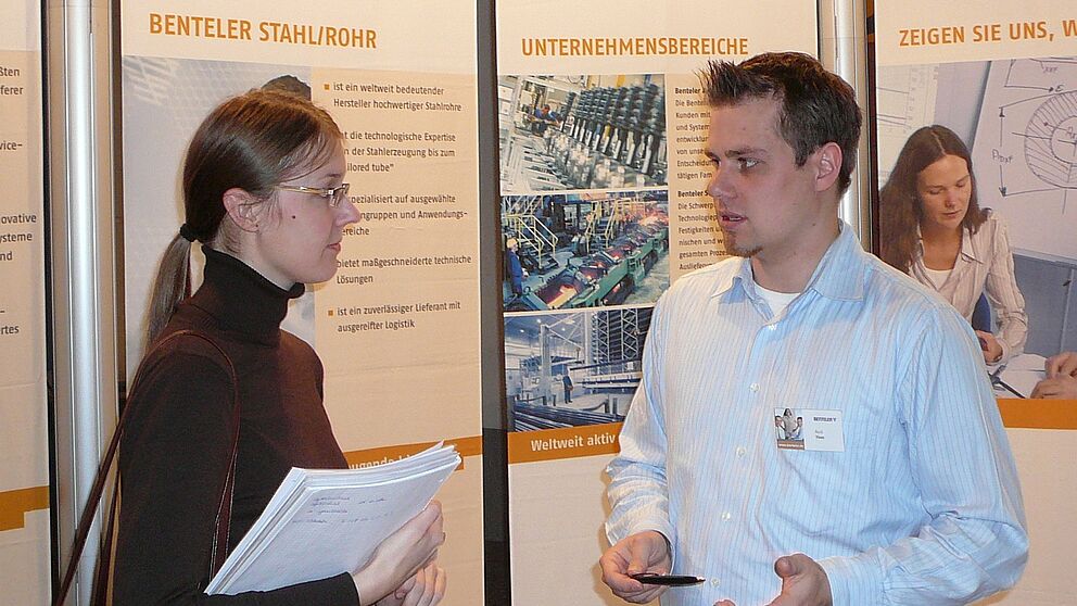 Foto (Martin Decking): Noch ein Semester, dann ist Dagmara Seelig mit ihrem Studium "Wirtschaftingenieurwesen Maschinenbau" fertig. Am Messestand der Benteler AG informierte sie sich bei einem Mitarbeiter des Unternehmens über die Möglichkeit, ihre Dipl