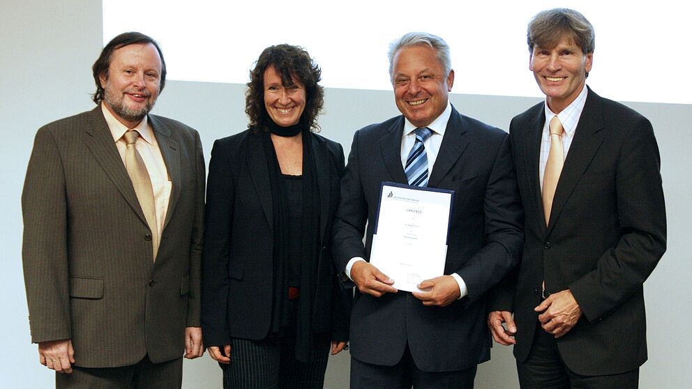 Foto (Universität Paderborn): Von links: Dekan der Fakultät für Wirtschaftswissenschaften Prof. Dr. Peter F. E. Sloane mit Prof. Dr. Caren Sureth, Prodekanin für Forschung, Honorarprofessor Dr. Jörg Hernler und Universitätspräsident Prof. Dr. Nikol