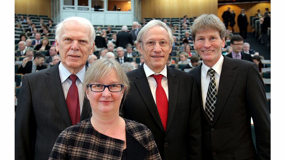 Foto (Universität Paderborn, Vanessa Dreibrodt): (v. l. n. r.) Prof. Dr. Winfried Schulze, Vorsitzender des Hochschulrats, Simone Probst, Vizepräsidentin für Wirtschafts- und Personalverwaltung, Festredner Prof. Dr.-Ing. Dr.-Ing. E. h. Dr. h. c. mult. 