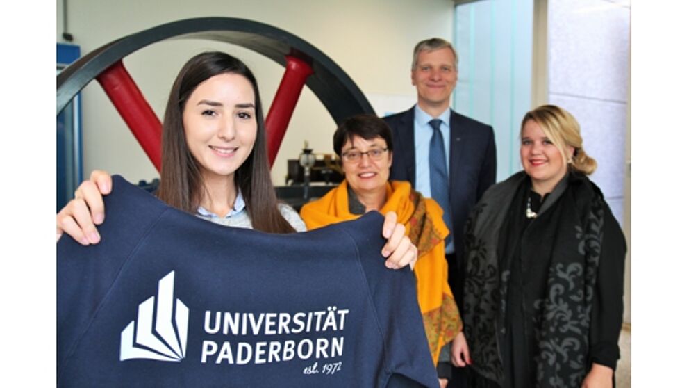Foto (Universität Paderborn, Vanessa Dreibrodt): (v. l.) Begrüßten Gamze Pehlivan als 20.000ste: Prof. Dr. Birgit Riegraf, Vizepräsidentin für Lehre, Studium und Qualitätsmanagement, Prof. Dr.-Ing. Volker Schöppner, Dekan der Fakultät für Maschin