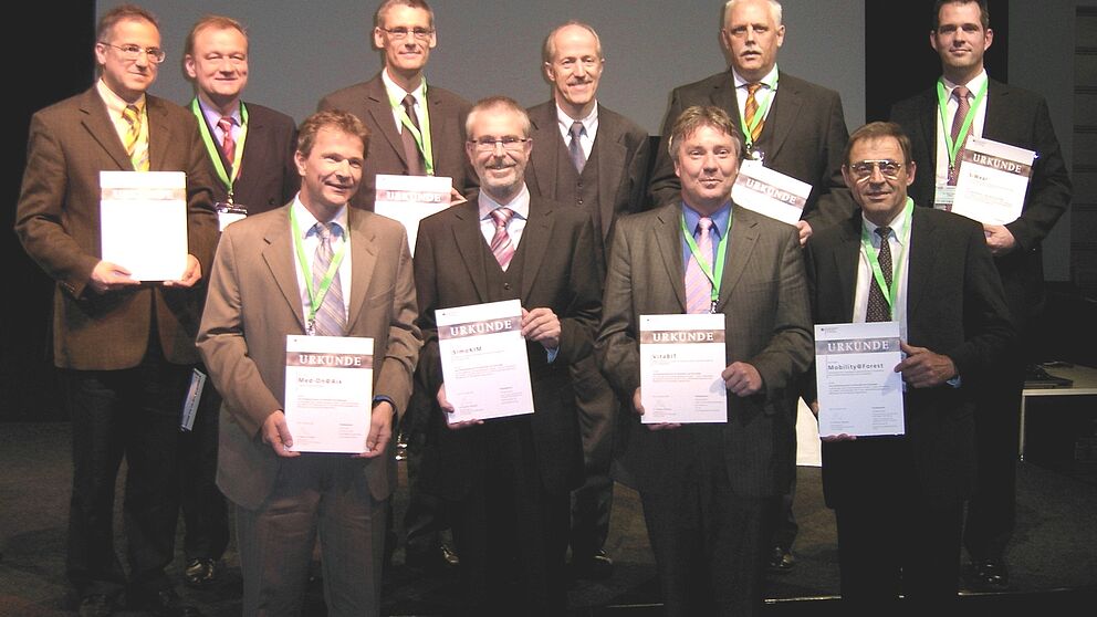 Foto: Prof. Dr.-Ing. Rainer Koch (2. v. li.) von der Universität Paderborn erhielt von Dr. Walther Otremba (6. v. li.), Staatssekretär im Bundesministerium für Wirtschaft und Technologie, die Bewilligungsurkunde für das 2 Millionen Euro-Projekt "Mobis