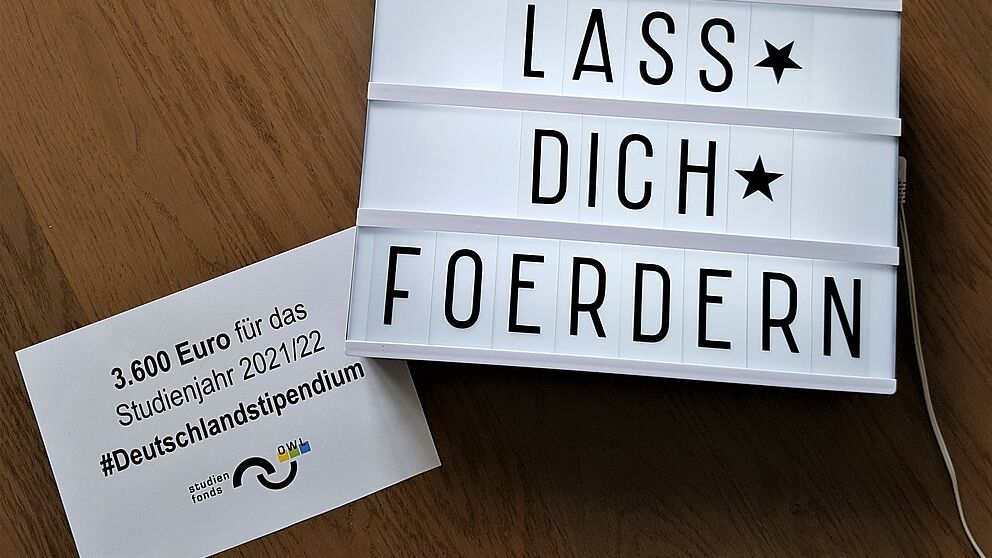 Mit 3.600 Euro jährlich fördert die Stiftung Studienfonds OWL Studierende in Ostwestfalen-Lippe im Programm „Deutschlandstipendium“.