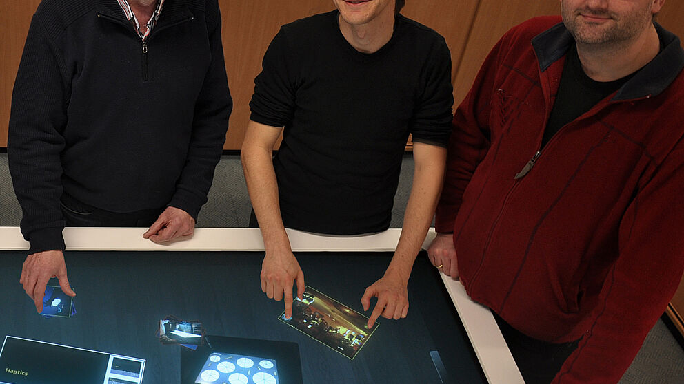 Foto (Universität Paderborn): Prof. Szwillus (li.): Stressfreie Meetings am Multitouch-Tisch
