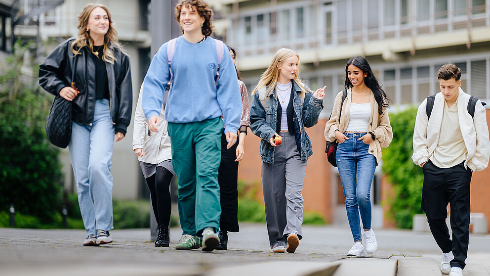 Studierende auf dem Campus der Universität Paderborn