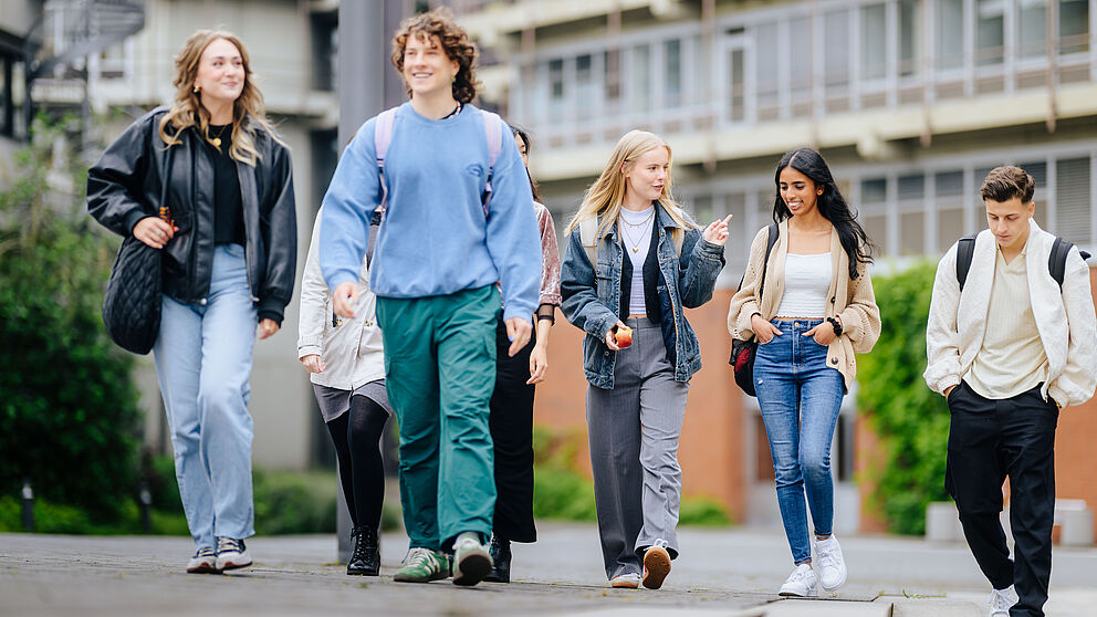 Studierende auf dem Campus der Universität Paderborn