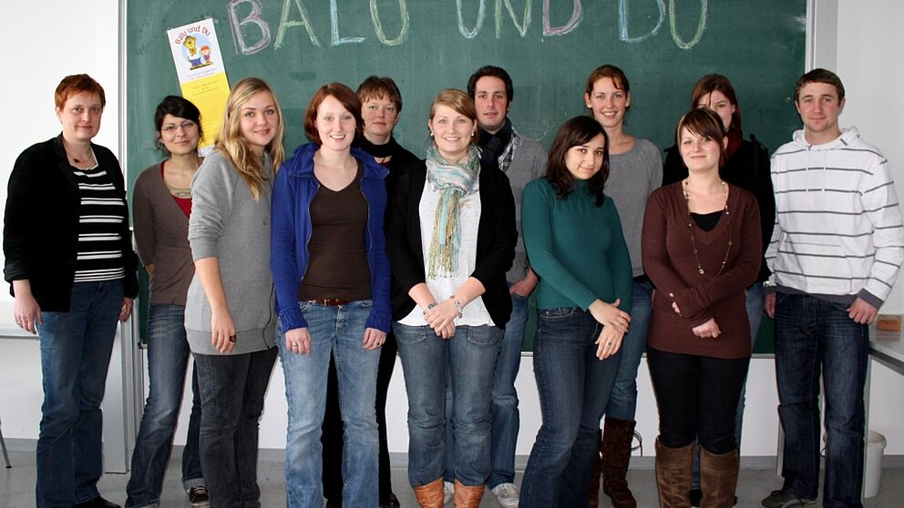 Foto (Universität Paderborn, Frauke Döll): Die „Moglis“ Jasmin Hillebrandt, Ina Denning, Laura Bovenkerk, Kerstin Dreker, Johannes Tapken, Anna Peplinski, Maria Ossege, Carolin Weizsäcker, Imke von Bargen und Carsten Streffing (v. l.) mit Projektle
