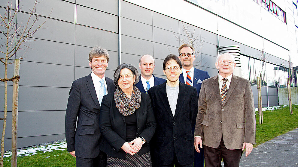 Foto (Universität Paderborn, Ingo Kalischek): Eröffneten das Weierstraß-Jahr: (v. l. n. r.) Prof. Dr. Nikolaus Risch, Präsident der Universität Paderborn, Dorothea Frintrop-Bechthold, Leiterin des Theodorianum Paderborn, Prof. Dr. Jürgen Klüners, D
