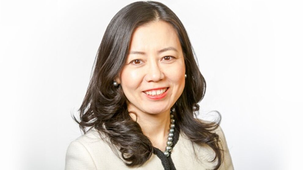 Foto (Sandoz): Joy Xu, Personalvorstand von Sandoz Pharma, hält am 17. November an der Universität Paderborn einen Impulsvortrag zum Thema agile Führung.