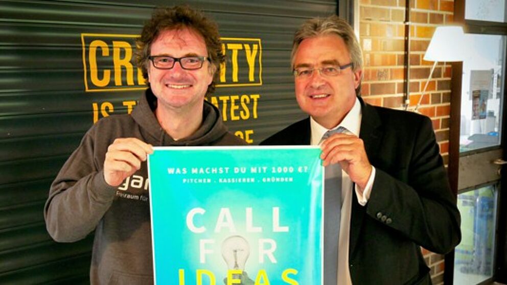 Foto (TecUP): Freuen sich auf das Finale am 5. Juli: v. l. Prof. Dr. Rüdiger Kabst, Vizepräsident für Wissens- und Technologietransfer der Universität Paderborn, und Karl-Heinz-Rawert, Vorstandsmitglied der VerbundVolksbank OWL eG.