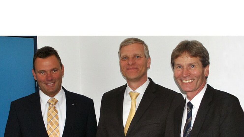 Foto (Fakultät Maschinenbau): (v. r.) Prof. Dr. Nikolaus Risch, Präsident der Universität Paderborn, Prof. Dr.-Ing. Volker Schöppner, Dekan der Fakultät für Maschinenbau und Leiter der Arbeitsgruppe für Kunststoffverarbeitung, sowie Prof. Dr.-Ing. 