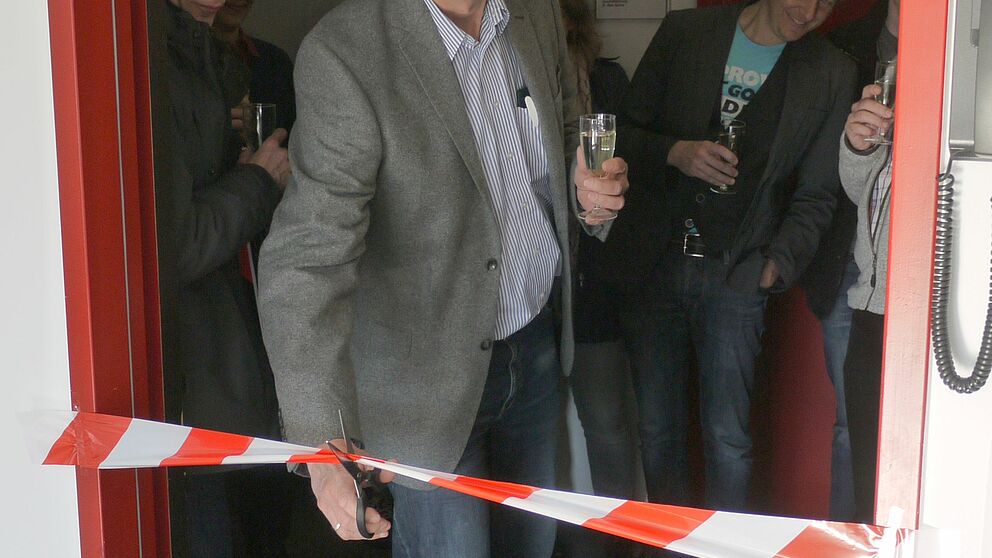 Foto (Universität Paderborn, Heike Probst): Prof. Dr. Wolf Gero Schmidt eröffnet die Praktikumsräume.