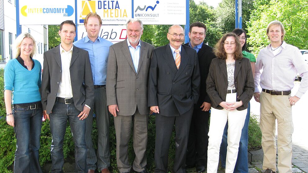 Foto (Universität Paderborn): (v. li.): Inga Hildebrand, Alexander Schön, Steffen Terberl, Bernd Seel, Jürgen Plato, Yuriy Shkonda, Lydia Ortkraß, Carmen Niggemeier und Leonard Kaup.