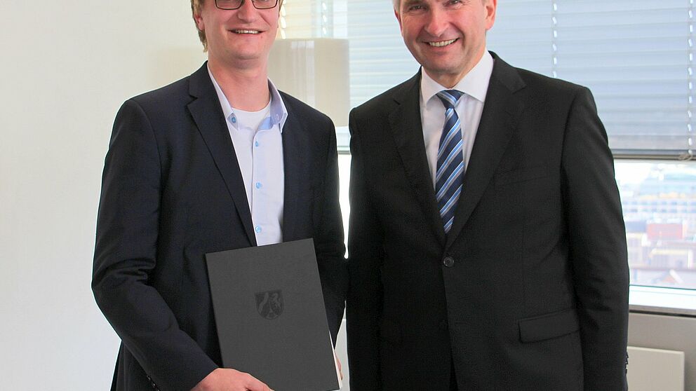 Foto (v. l.): Dr. Sebastian Vogt, Geschäftsführer von TecUP, und Wirtschaftsminister Prof. Dr. Andreas Pinkwart.