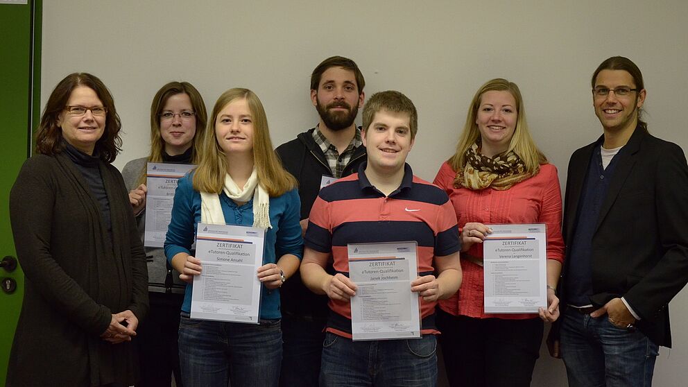 Foto (Tobias Zenker): Prof. Dr. Dorothee Meister überreicht die eTutoren-Zertifikate: (v. l.) Prof. Dr. Dorothee Meister, Britta Scheibe, Simone Ansahl, Nils Fischer, Janek Jochheim, Verena Langenhorst und Tobias Zenker.
