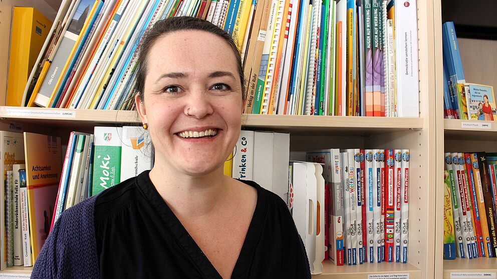 Abbildung (© Foto: Universität Paderborn, Frauke Döll): „Damit so etwas nicht noch einmal passiert“: Prof. Dr. Andrea Becher möchte Grundschulkindern anhand beispielhafter Lebensgeschichten historisches Bewusstsein und eine empathische wie demokra