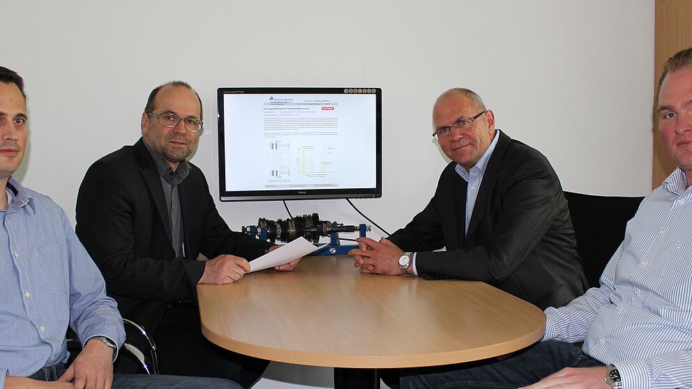 Foto (Markus Wecker, KAt, Universität Paderborn): Auftakttreffen an der Uni Paderborn mit (v.l.n.r) Winfried Küter (INTORQ), Dr.-Ing. Eckard Menzel (INTORQ), Prof. Dr.-Ing. Detmar Zimmer (KAt) und Nils-Peter Kriegel (KAt)