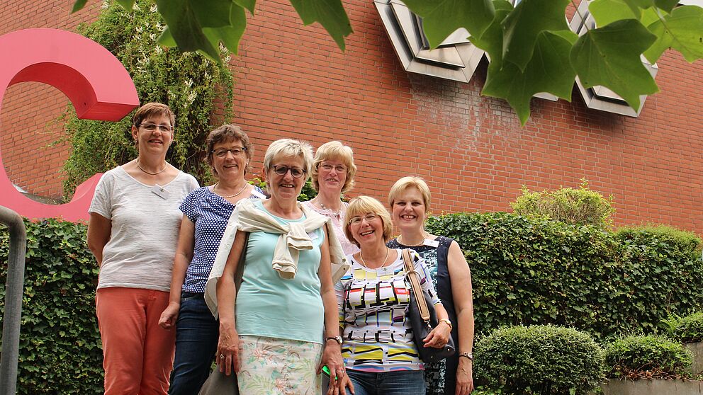 Foto (Universität Paderborn, Alexandra Dickhoff): Das Foto vor der Uhr im Innenhof gehört für die Studienfreundinnen einfach dazu: 40 Jahre nach Studienbeginn haben acht Hauswirtschafts- und Anglistik-Studentinnen Anfang August ihre alte Universität w