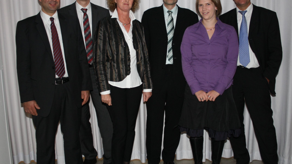 Foto (Universität Paderborn): Prof. Dr.-Ing. Detmar Zimmer (re.) und Prof. Dr.-Ing. Ansgar Trächtler (li.) übergeben an Prof. Dr.-Ing. Volker Schöppner (2. v. li.) und Prof. Dr.-Ing. Hans-Joachim Schmid (3. v. re.). Unterstützt wird das Dekanat von d