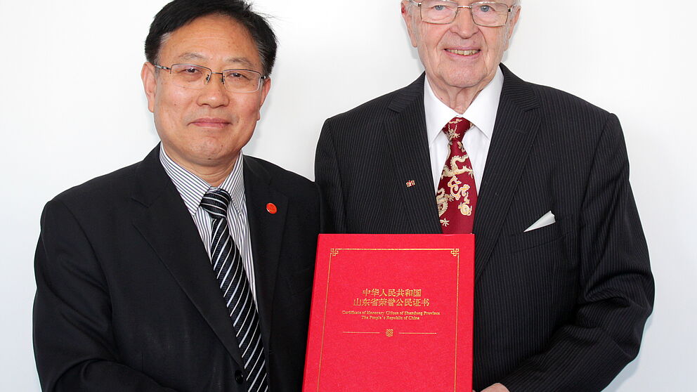 Foto (Universität Paderborn, Nina Reckendorf): Prof. Dr.-Ing. Dr. h.c. mult. Manfred H. Pahl, Emeritus an der Fakultät für Maschinenbau, wurde die Ehrenbürgerschaft der Provinz Shandong verliehen.