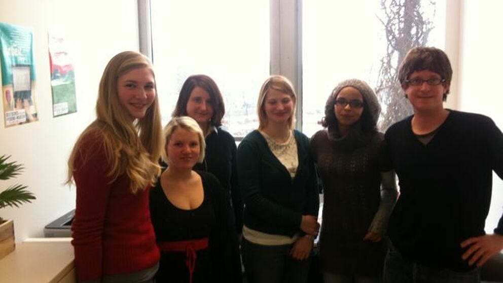 Foto (Universität Paderborn): V. li.: Judith Wimmer, Nerea Vöing, Dr. Claudia Lillge, Luise-Aurelia Poetsch, Sarah Griese, PD Dr. Jörn Glasenapp