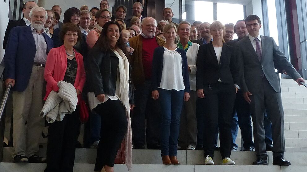 Foto (Universität Paderborn): Ehemalige der Wirtschaftswissenschaften mit Gastrednerin Dipl.-Ing. Architektin Catrin Hedwig vom Bau- und Liegenschaftsbetrieb NRW (vorne, 2. v. r.) und Dekan Prof. Dr. Martin Schneider (vorne, 1. v. r.).