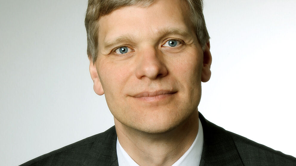 Foto (Universität Paderborn): Prof. Dr.-Ing. Volker Schöppner, Institut für Polymere Materialien und Prozesse PMP, Arbeitsgruppe Kunststoffverarbeitung, Fakultät für Maschinenbau, Universität Paderborn