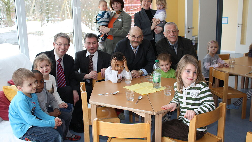 Foto (v. l.): In den neuen Räumlichkeiten der MS Kunigunde: David Tomaszewski, Karl Lime und Isa Bahnschulte von der sogenannten „Maxi-Gruppe“, Dr. Michael Brinkmeier (Vorsitzender des Verwaltungsrats des Studentenwerks Paderborn), Dietrich Honervogt