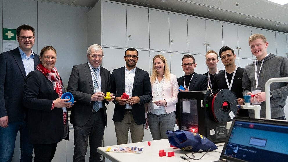 Foto (Quelle: zdi): Der Staatssekretär Klaus Kaiser zu Besuch im Schülerlabor coolMINT.