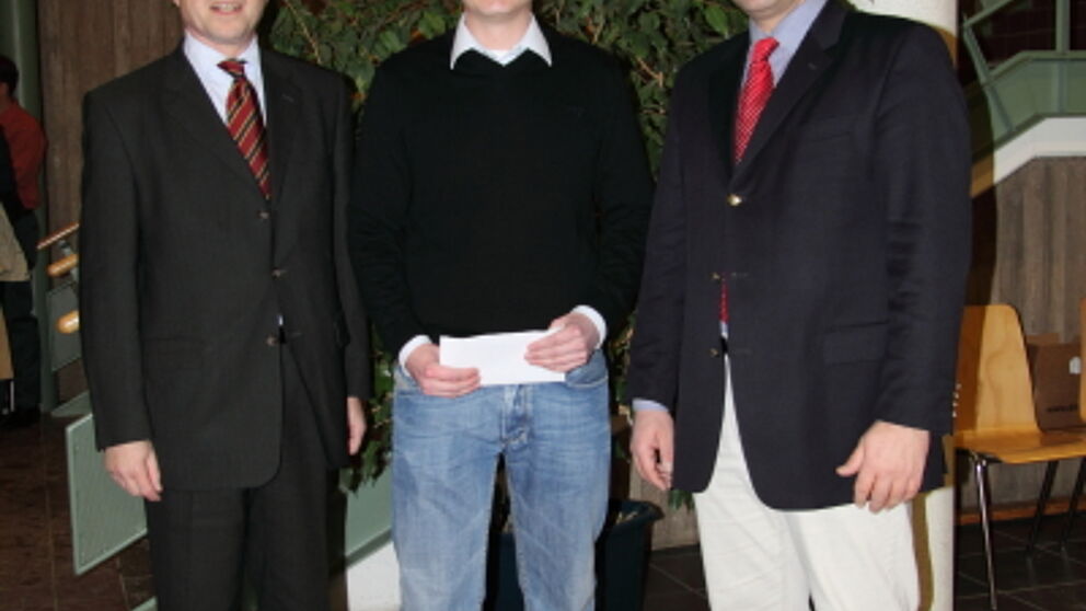 Foto (Universität Paderborn Paderborn): (v. li.): Dipl.-Kfm. Peter Paul Klotz, Vorsitzender der Sigismund Diekamp-Stiftung e.V., der Preisträger Dipl.-Ing. Ingo Scharfenbaum und Prof. Dr.-Ing. Ansgar Trächtler, Lehrstuhl für Regelungstechnik und Mecha