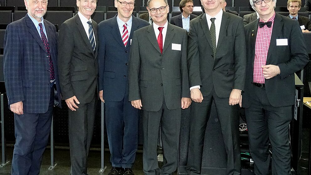 Foto (Department Physik):  (v. l.): Prof. Dr. Wilhelm Schäfer (Vizepräsident für Forschung und wissenschaftlichen Nachwuchs, Uni Paderborn), Prof. Dr. Nikolaus Risch (Präsident Uni Paderborn), Prof. Dr. Oliver Benson (Humboldt-Universität Berlin), Pr