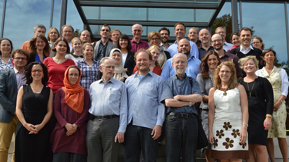 Foto (Universität Paderborn, Tuba Isik): Gruppenfoto: Die vorderste Reihe zeigt (v. l.) Dr. Emma O`Donnell, Dr. Muna Tatari, Prof. Thom Sicking, Prof. Klaus von Stosch, Prof. Francis X. Clooney und Prof. Michelle Voss Roberts.