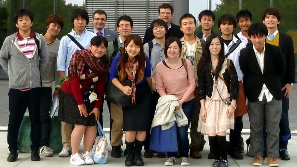Foto (Universität Paderborn): Über den erfolgreichen Abschluss der Summer School freuen sich mit den Studierenden aus Tohoku Prof. Dr. Martin Schneider, Dekan der Fakultät für Wirtschaftswissenschaften, und Prof. Dr. Stefan Jungblut, Programmkoordinat