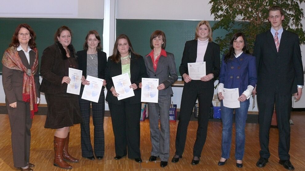 Foto (Universität Paderborn): (v.li.) Prof. Dr. Dorothee Meister überreichte sieben Profilzertifikate an Kathrin-Marlene Bömler, Mariella Funke, Frederike Büscher, Marina Müller, Theresa Schneider, Katharina Feuerborn und Steffen Hummelt.