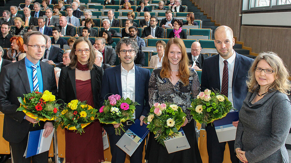 Foto (Universität Paderborn, Johannes Pauly): Preis des Präsidiums für ausgezeichnete Dissertationen (v. l.): Prof. Dr. Hehenkamp (nimmt den Preis für Dr. Eugen Dimant entgegen), Dr. Maja Schepelmann, Dr.-Ing. Fabian Bause, Dr. Sandra Lang, Dr.-Ing. S