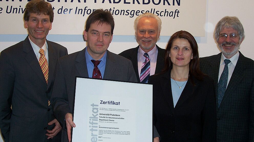 Foto (v.li.): Schreiben Sicherheit im Departments Chemie der Uni Paderborn ganz groß: Uni-Rektor Prof. Dr. Nikolaus Risch, Prof. Dr. Stephan Schulz, Prof. Dr. Hans-Joachim Warnecke, Diana Riedel und Prof. Dr. Gerald Henkel (v. links) vom Department Chemi
