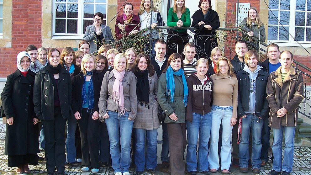 Foto (Mark Heinemann): Interessante Gesprächspartnerin: Jana Scheerer, hier mit grünem Pullover, stand den Studenten um Dozentin Prof. Dr. Gisela Ecker, die auf diesem Foto rechts neben der Nachwuchsautorin steht, zwei Tage lang Rede und Antwort. Der Ku