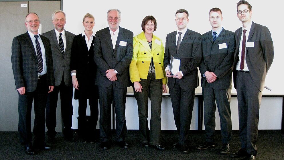 Foto (v.l.): Udo Wiemann (Leiter des Kreisverbands BVMW), Prof. Dr. Wilhelm Schäfer (Vizepräsident für Forschung und wissenschaftlichen Nachwuchs der Universität Paderborn), Carolin Röder (Patentscout UniConsult-Technologietransfer), Prof. Bernd Seel