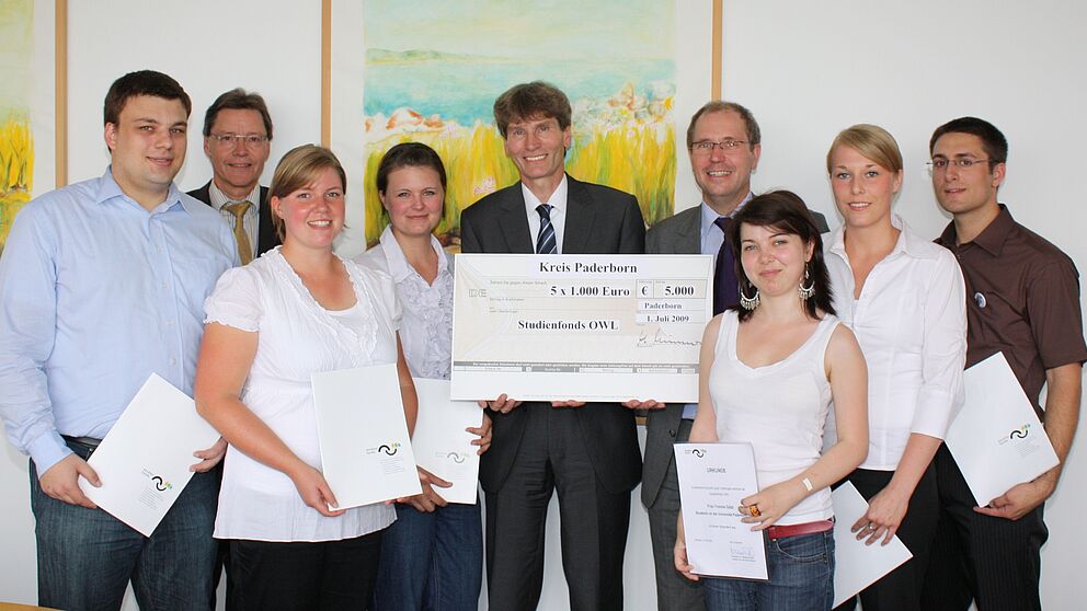 Foto: Sie freuen sich über die Vergabe der Stipendien des Kreistags Paderborn: Sebastian Brost, Christoph Schön (Stabsstelle Hochschulnetzwerk & Fundraising), Cora Hengst, Andrea Kaindl, Uni-Präsident Nikolaus Risch, Landrat Manfred Müller, Yvonne Gö