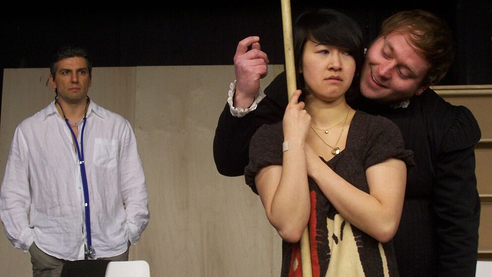 Foto: Katja (Thuy van Truong) wird von Hamlets Geist (Stefan Cordes) heimgesucht, im Hintergrund Katjas potenzieller Liebhaber (Thorsten Böhner).
