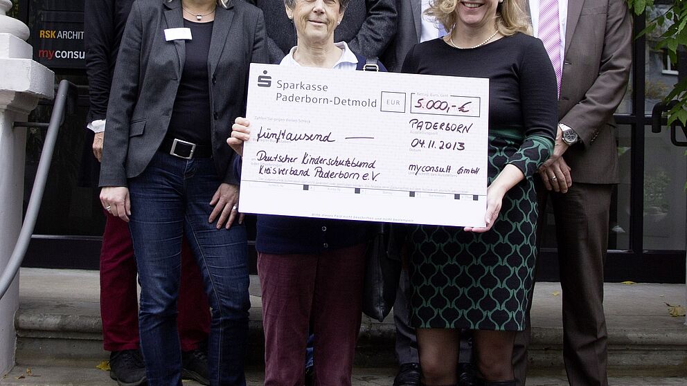 Foto: Der Deutsche Kinderschutzbund Kreisverband Paderborn e. V. freut sich über die Spende der myconsult GmbH in Höhe von 5.000,00 Euro: (von hinten links) Monika Grobe (Leitung Patenschaftsprojekt), Peter Schindel (2. Vorsitzender), Kai Dornseiff und 
