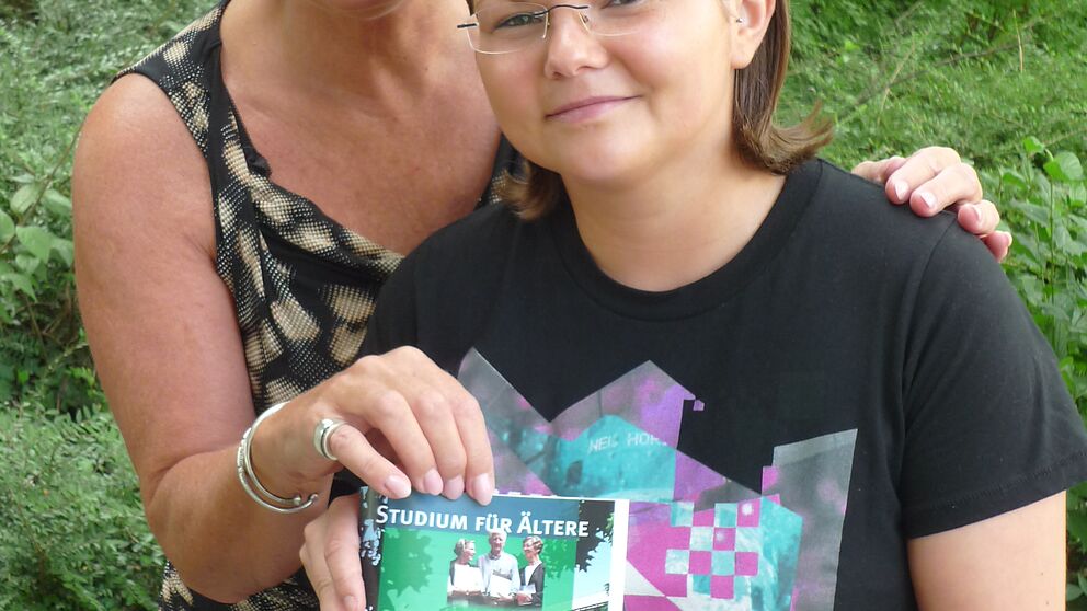 Foto (Universität Paderborn): Frau Birgitt Lammert, Koordinatorin zwischen der Universität Paderborn und dem "Marktplatz" für Bürgerengagement in Paderborn und Frau Monika Bialas, Sekretariat Studium für Ältere (v.l.).