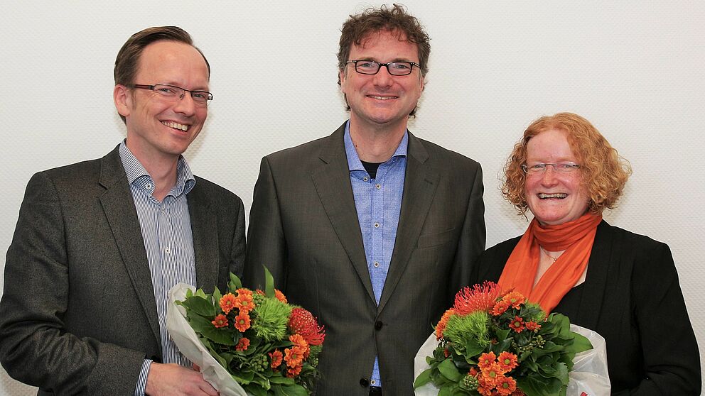 Foto (Universität Paderborn, Tibor Werner Szolnoki): Vizepräsident Prof. Dr. Rüdiger Kabst (m.) gratulierte den neugewählten Sprechern des Senats: Prof. Dr. Burkhard Hehenkamp (l.) und Prof. Dr. Merle Tönnies (r.).