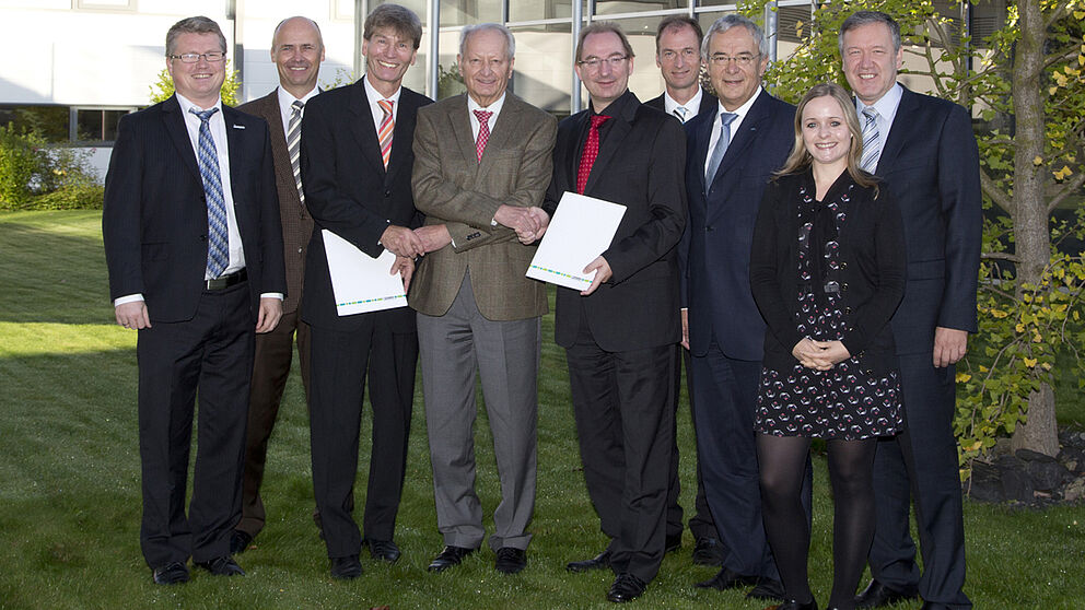 Foto: Bei der Vertragsunterzeichnung: (v. l. n. r.) Stefan Schwan, Leiter International Office der Universität Paderborn, Dr. Martin Heubeck, Geschäftsführer Phoenix Contact, Prof. Dr. Nikolaus Risch, Hochschulpräsident der Universität Paderborn, Kla