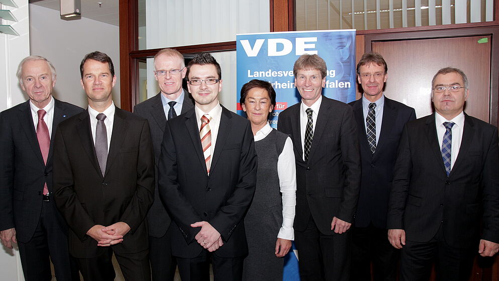 Foto (Universität Paderborn, Vanessa Dreibrodt): Freuten sich mit Preisträger Dr.-Ing. Sven Lütkemeier (4. von l.): (v. l. n. r.) Prof. Dr.-Ing. Erich Barke, Leibniz Universität Hannover,  Dip.-Ing. Ralf Berker, VDE Landesvertretung NRW, Prof. Dr.-Ing