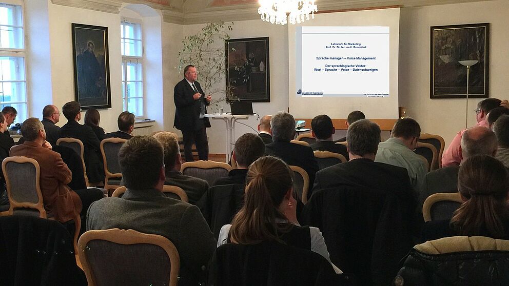 Foto (Julia Pföhler): Prof. Dr. Dr. h. c. mult. Klaus Rosenthal stimmt mit einem Grundsatzreferat in die anschließende Podiumsdiskussion ein.